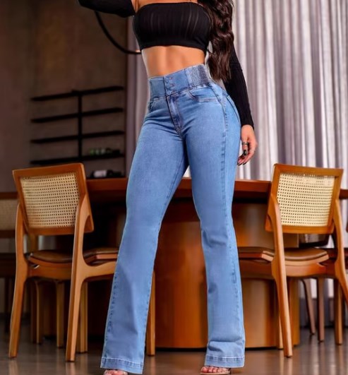 Retro HighRise Flare Jeans Essential